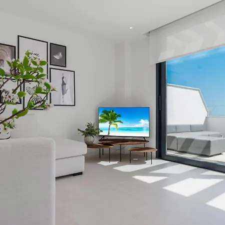 Апартаменты Vivi Homes - Gerrard, Terrace, Pool & Sea Vew *