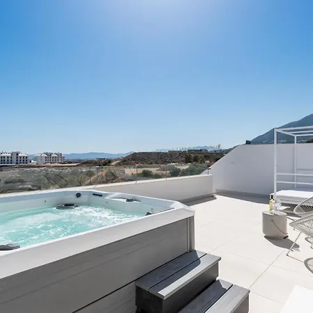 Huoneisto Vivi Homes - Gerrard, Terrace, Pool & Sea Vew Fuengirola
