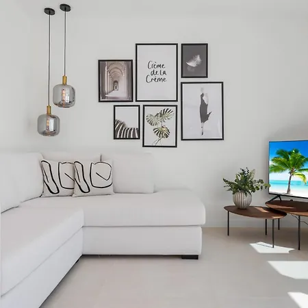 Vivi Homes - Gerrard, Terrace, Pool & Sea Vew Фуэнхирола